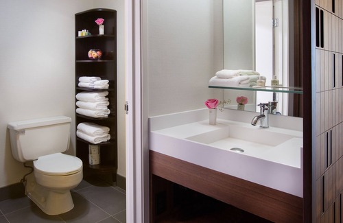 Wilburton Hotel | Travel Destination! Onsite Parking and Pool, Near Bellevue Downtown Park