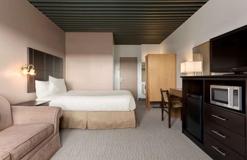 Baie Comeau Hotel | Travelodge by Wyndham Baie Comeau