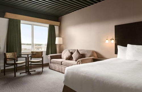 Baie Comeau Hotel | Travelodge by Wyndham Baie Comeau