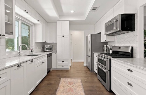 Greater South River City House | Travis Heights Oasis: Pool & walk to S. Congress