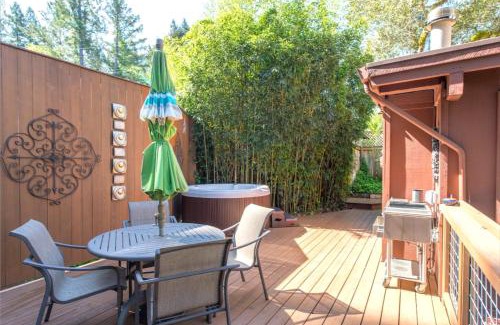 Guerneville House | Tree Fort! Redwoods! Hot Tub! Fire Table! Google Smart Home! Fast WiFi! Dog Friendly!