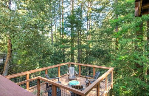 Guerneville House | Tree Fort! Redwoods! Hot Tub! Fire Table! Google Smart Home! Fast WiFi! Dog Friendly!