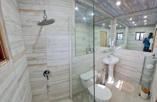 West End Cottage | Tree house Cottage with Ocean View, Hammocks and Fast Wifi. Great for groups