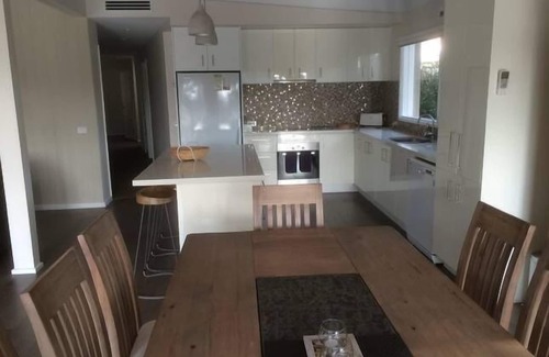 Blairgowrie House | TREE TOP VIEWS -Family and Dog friendly - Luxury 4 Bedder . Wifi included