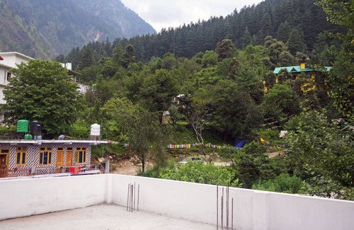 Kasol Hotel | Treebo Trend Woodward II With Mountain View