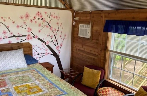 Leasburg House | Treehouse #1 - Conveniently located near wineries, caves, hiking & floating!