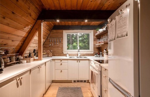 Huntsville Apartment | TreeHouse Adventure: Hot Tub, Park Pass & Near Beach