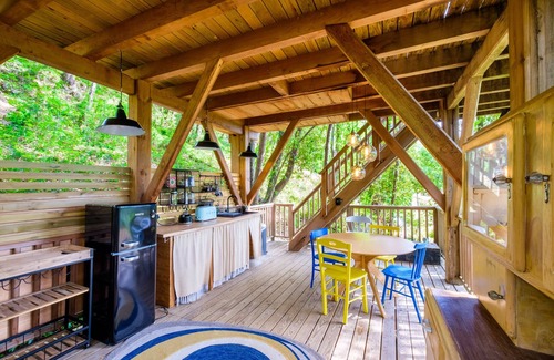 Saint-Paul-de-Vence House | Treehouse Apartment 'Colonel Hathi' with Shared Pool, Terrace, Balcony & Wi-Fi