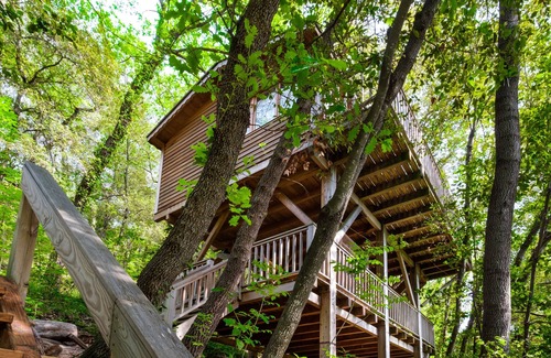 Saint-Paul-de-Vence House | Treehouse Apartment 'Colonel Hathi' with Shared Pool, Terrace, Balcony & Wi-Fi