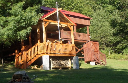 Stump Creek RV Rental | Treehouse-Camping Cabin - Pet friendly - No Smoking on property