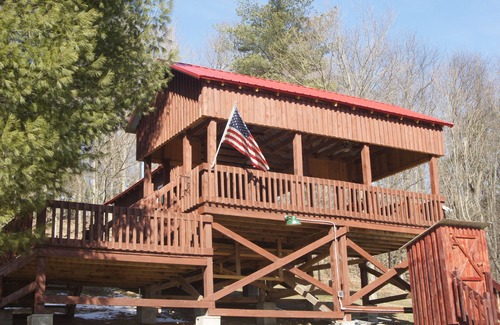 Stump Creek RV Rental | Treehouse-Camping Cabin - Pet friendly - No Smoking on property