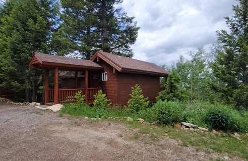 Island Park Apartment | "Treehouse" Cozy retreat for 2! Yellowstone Park only 14 miles away.