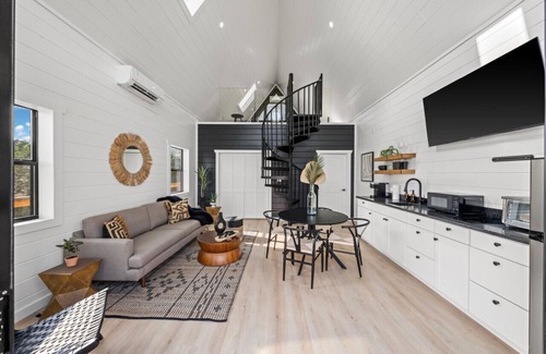 Fredericksburg Cabin | Treehouse * Fredericksburg * Romantic * Hottub * EV