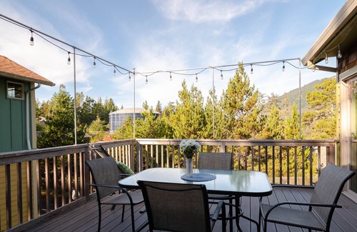 Neahkahnie Beach Cabin | Treehouse Hideaway by Avantstay Mountain View Beach House Walk to Manzanita Beach