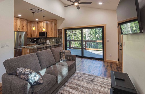 Mono Vista Apartment | Treehouse in the Foothills