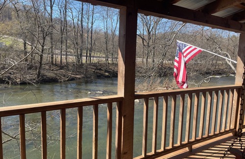 Walland Cabin | Treehouse River front with Mountain View-Wifi/Cable and Hot tub