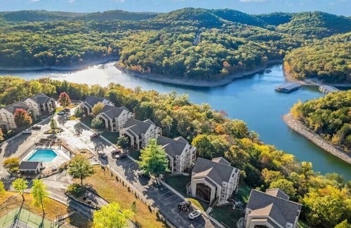 Indian Point Condo | Treehouse Vibes | No Stairs | 2BR w/Deck + Lake