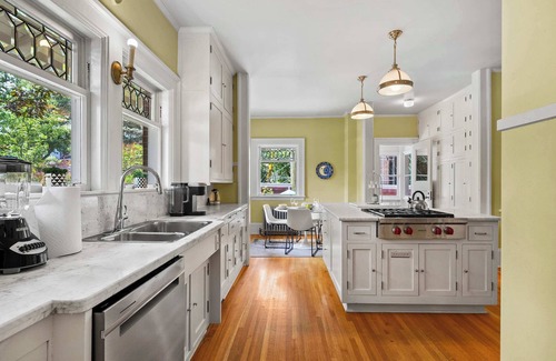 Southwest Calgary House | Treend Residence | Heritage Home Downtown YYC! |
