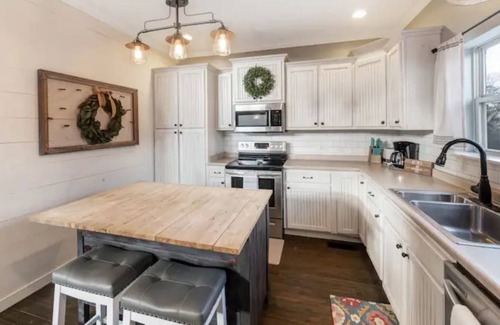 Wildwood Cabin | Treetop Retreat - Amazing Views, Hot Tub, Secluded