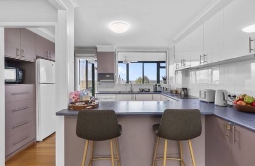 Kooringal House | Treetop Retreat - Spectacular Views, Sleeps 10