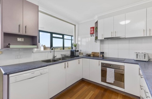Kooringal House | Treetop Retreat - Spectacular Views, Sleeps 10