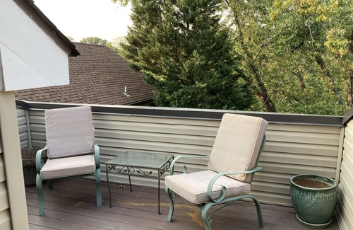 North Highland Apartment | Treetop Rosslyn with loft - Georgetown-walkable