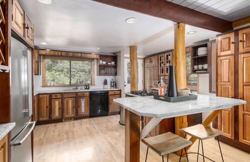 Summit Park Cabin | Treetop - Spacious Cabin w/ HOT TUB!