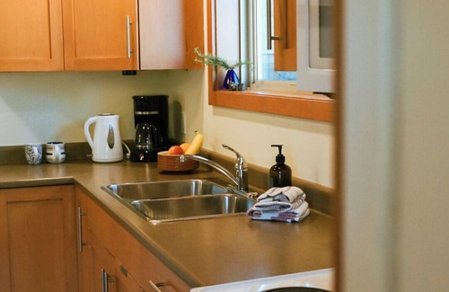 Tofino Apartment | Treetop Suite at Tofino Hobby Farm