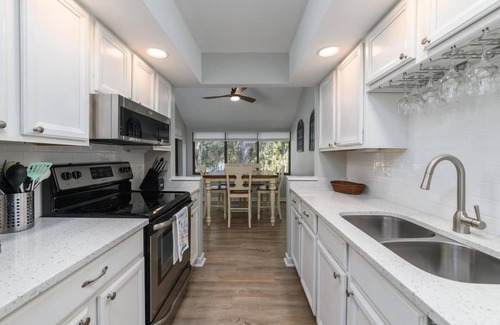 Hilton Head Island Condo | Treetops 5004 - Stunning Villa: Beach & Coligny