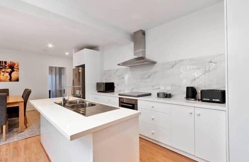 Taroona House | "Treetops Retreat" Sleeps 10, 3 Baths - Peaceful.