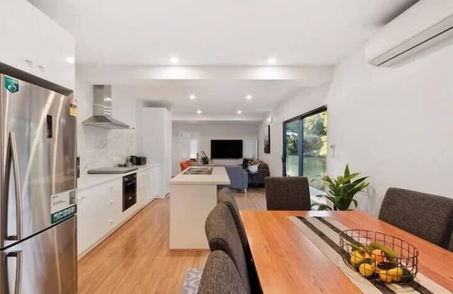 Taroona House | "Treetops Retreat" Sleeps 10, 3 Baths - Peaceful.
