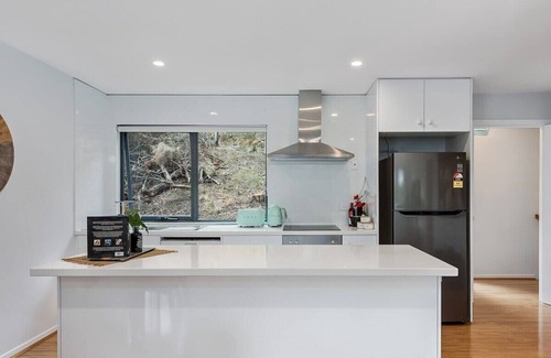 Taroona House | "Treetops Retreat" Sleeps 10, 3 Baths - Peaceful.
