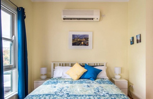 Fitzroy North Apartment | Treetops Studio, Bright and Roomy, in Fitzroy North