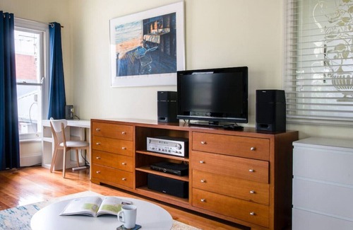 Fitzroy North Apartment | Treetops Studio, Bright and Roomy, in Fitzroy North