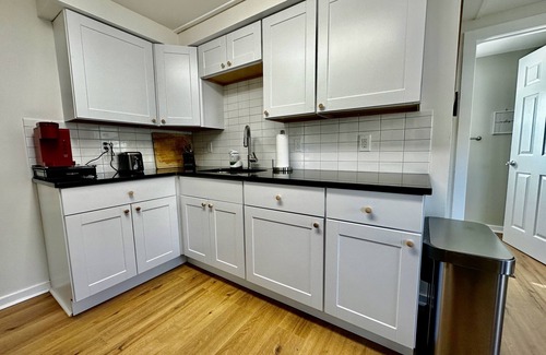 Port Jervis Apartment | Treeview - Cozy 2 BR Apartment - Fast WiFi ~ 1 hr from NYC - 5 mins to downtown