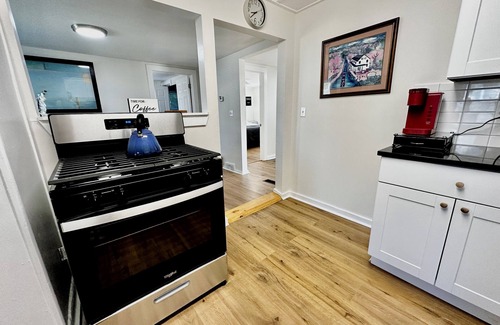 Port Jervis Apartment | Treeview - Cozy 2 BR Apartment - Fast WiFi ~ 1 hr from NYC - 5 mins to downtown