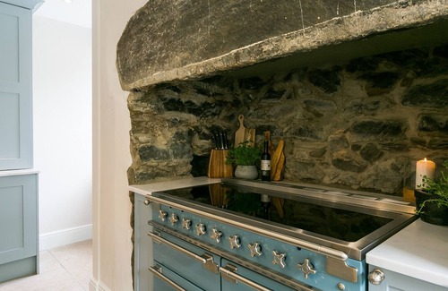 Bodedern Cottage | Treiorwerth - a dog that sleeps 15 guests in 7 bedrooms
