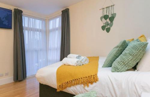 West Kensington Apartment | Trendy 1BR in West Kensington -opposite Station