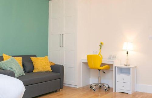 West Kensington Apartment | Trendy 1BR in West Kensington -opposite Station