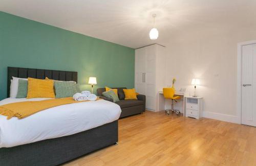 West Kensington Apartment | Trendy 1BR in West Kensington -opposite Station