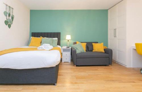 West Kensington Apartment | Trendy 1BR in West Kensington -opposite Station