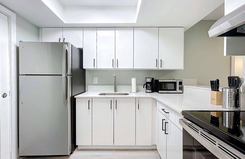 Lauderdale Harbours Condo | Trendy 1BR with Pool & Modern Amenities