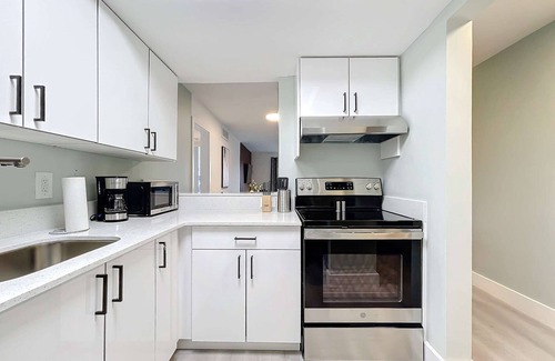 Lauderdale Harbours Condo | Trendy 1BR with Pool & Modern Amenities