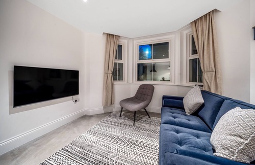 St Leonards-On-Sea Apartment | Trendy 2 bedroom and 2 bathroom apartment minutes from beach