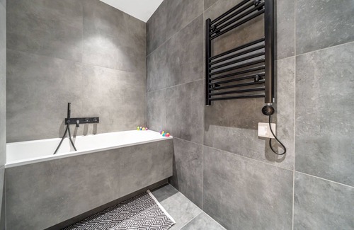 St Leonards-On-Sea Apartment | Trendy 2 bedroom and 2 bathroom apartment minutes from beach