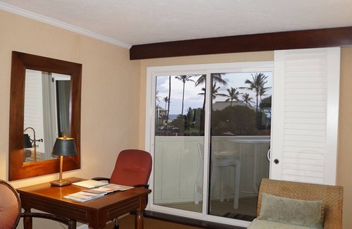 Hanamaulu Resort | TRENDY 4-STAR RESORT. Great Location with Ocean & Pool Views!