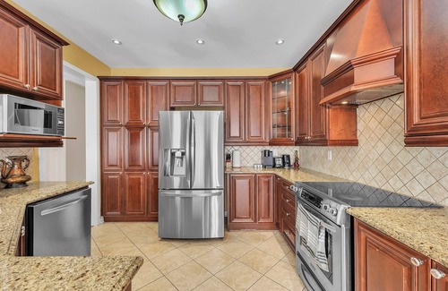 Brampton House | Trendy and Cozy - 4BR & 3.5WR - Spacious and Family Friendly Detached - Retreat