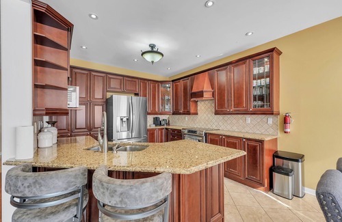 Brampton House | Trendy and Cozy - 4BR & 3.5WR - Spacious and Family Friendly Detached - Retreat