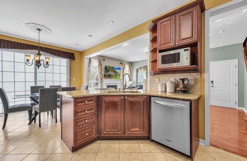 Brampton House | Trendy and Cozy - 4BR & 3.5WR - Spacious and Family Friendly Detached - Retreat