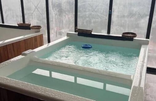 Anahuac Apartment | Trendy Apartment Jacuzzi & Gym